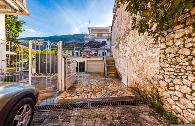 Authentic Lake View Apartment - Photo 28