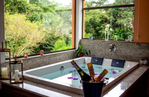 Chalé Canto do Galo 2 - Hidro da Jacuzzi, Lareira Ecológica, Cozinha Completa, Wi-Fi 80mbps, próximo a comércio local e relaxando ao som do riacho - Photo 2