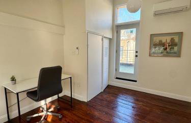 Center City Trinity with Roof Deck, Patio & Workspace - Foto 7