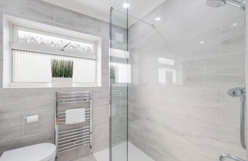 Luxury 5 BDR 2 BA House with Parking in Sandhurst By 360Stays - Photo 72