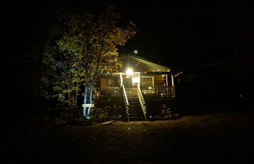 Charming Log Cabin in Tall Pines w Large Deck - Foto 37