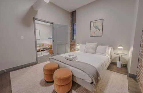 Stylish Downtown 2 Bedroom - Photo 10