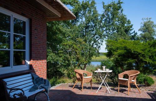 Reetdachhaus direkt am Wasser - Foto 1