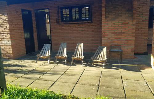 CASA COMPLETA, CENTRO, 4 Qtos, Wi-Fi, 130m quadrados, 4 Camas Casal, Churrasqueira e Apetrechos, Vasto Quintal e Varanda nos Fundos, 2 Banheiros, 9 Pessoas, Área Frontal, Garagem Coberta, Estacionamento Interno 2 Carros, Fogão a Lenha - Foto 6