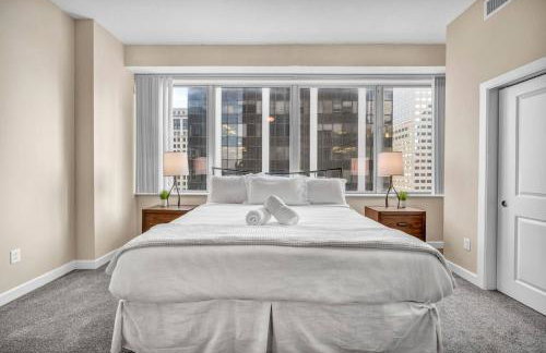 LAKE VIEW Sky-Suite in the Heart of Downtown! - Photo 22