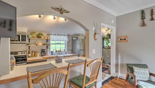 Stylish Woodfin Home with Backyard and Fire Pit - Foto 5