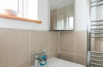 Relaxing Birdsong 4 Bedroom House - Photo 19