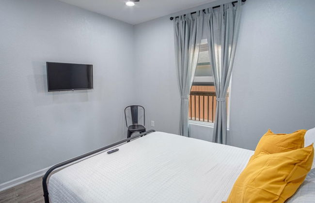 Newly Remodeled 4BR 2BA Near Amazing Downtown - Photo 17