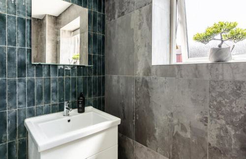 Waterfront 2 Bed Apartment - Free Parking & Wi-Fi - Foto 39