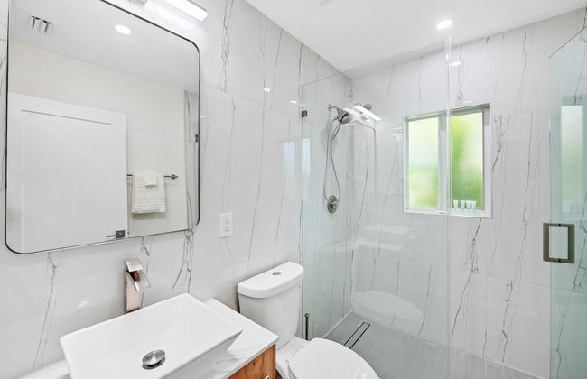 Uhost AI Stylish 1BR Bright Space w Patio - Foto 35