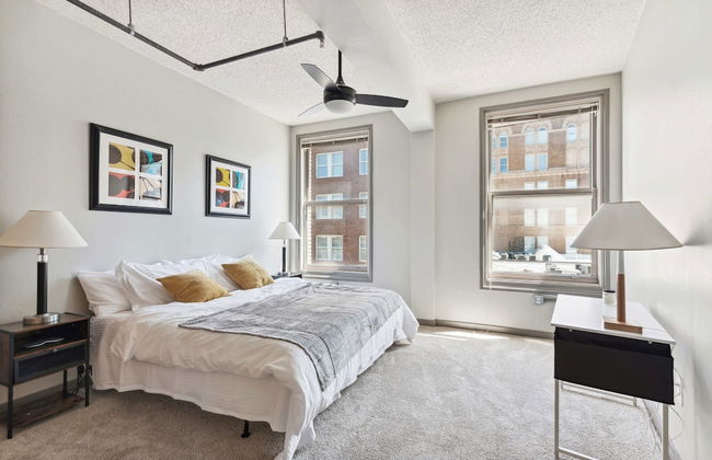 Spacious 2BR Downtown Retreat - Photo 10