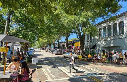 Close to Downtown, 11-Person Swim Spa-Hot Tub, 75" TV 4 Movie Nights, Spacious, Walk To Restaurants, Ping Pong - Foto 37