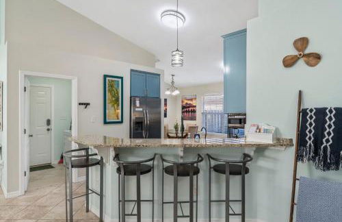 Beautiful Pet Friendly Home! Tropical Pool, Optional Golf Cart & Pool Heat, Minutes to Beach - Foto 10