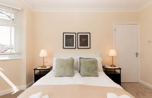 Pass the Keys Stunning Spacious Chessington Gem with Parking - Photo 34