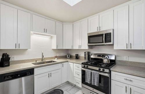 4BR Family Retreat with Hot Tub Games & Fire Pit - Foto 30