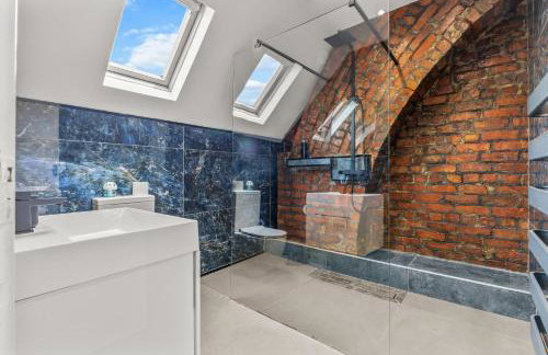 Modern City Centre Townhouse sleeps 10 & Parking - Foto 27