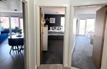 Serene 2-Bed Flat with Canal Views - Coop Live & Ethiad - Foto 25