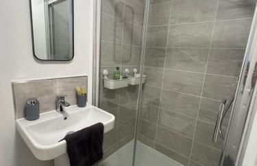 #53 Stylish 4 Bed Home 2 Full 1 Half Bath Free Parking - Foto 49