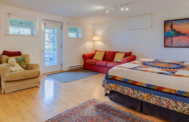 Lovely LacBrome 3 Bdrm Lakefront Cottage - Photo 4