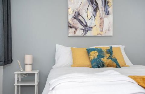 Beautiful Orpington Home w Pool Table and Driveway - Photo 11