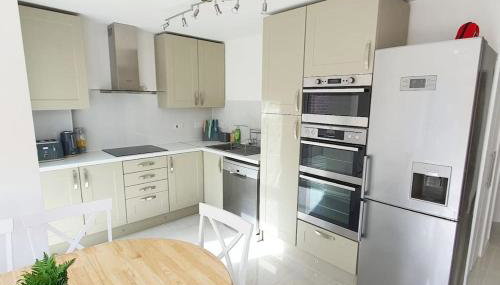 Walnut Flats-F2, 3-Bedroom with Garden & Patio - AC, Parking, Netflix, WIFI - Close to Oxford, Bicester & Blenheim Palace - Foto 4, stove, dishwasher, pet friendly, toaster, minibar