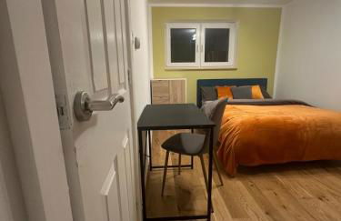 Spacious En-Suite Rooms & Off-Suite Rooms Near Hospital and Shops - Photo 2