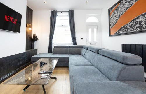 Midnight Manor Cinema Room, Fast WiFi, Ideal for Short & Long Stays - Foto 3