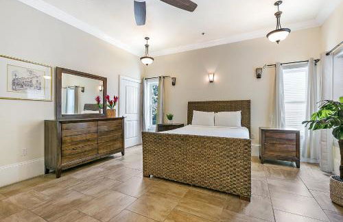 Modern 4BR City Condo 5min drive to FQ - Foto 30