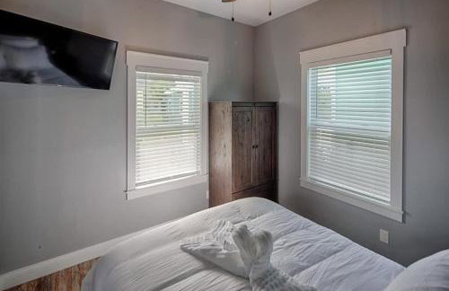 Quaint Cottage with Private Pool-Walk to Everything - Foto 15