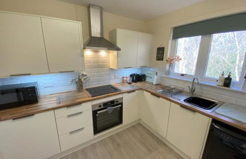 Treetops - Bright 2 Bed Flat - Super Location - Photo 11