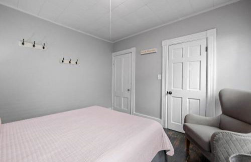 Stylish First Floor Apartment w Private Front Porch - Photo 16