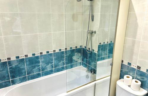 Lovely 4-bed home sleeps 8 Nr Bolton Stadium & M61 - Photo 8