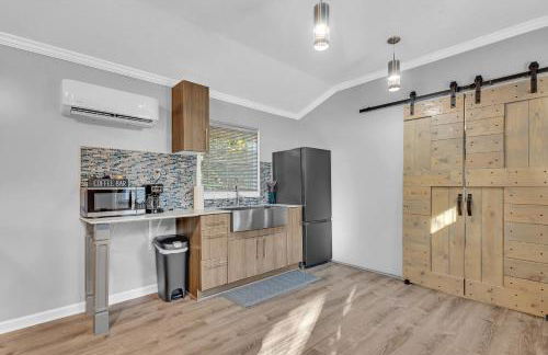 Spacious King Cottage-Mins from Downtown - Photo 12