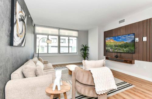 Urban 2BR Oasis with Scenic Rooftop and Gym - Foto 1