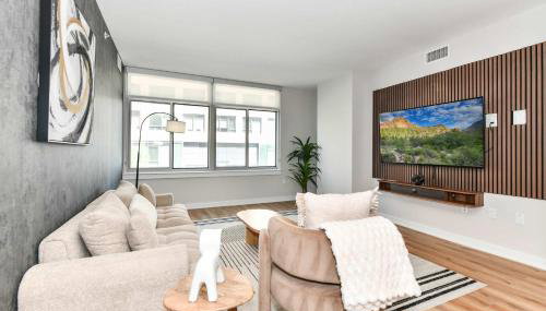 Urban 2BR Oasis with Scenic Rooftop and Gym - Foto 1