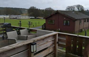 Redwood lodge with luxury hot tub at Three lochs holiday park - Foto 9