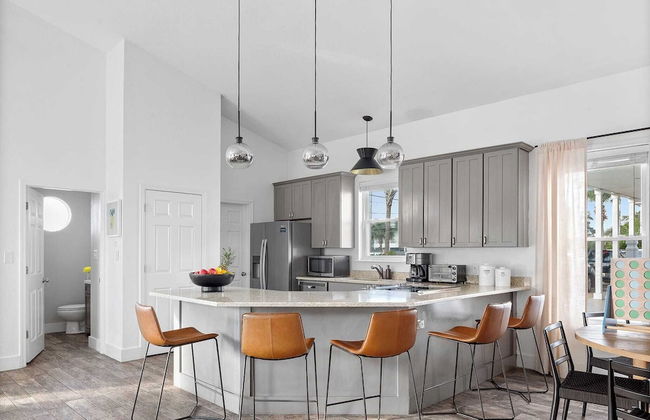 7bdr w/ Private Pool, Hot Tub, Fire Pit, Walk to Beach Tidal Wave by Avantstay - Foto 10