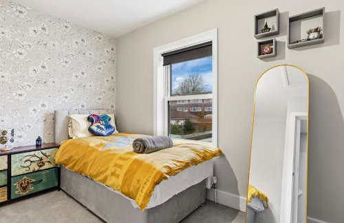 The Lumos House - 4 Bed Home w Parking near Harry Potter Studios - Foto 24