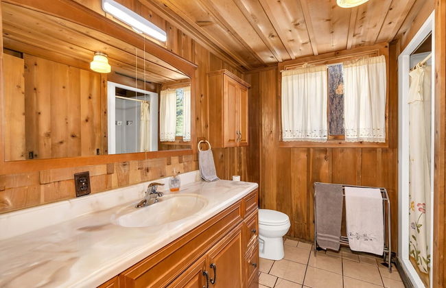 Rustic Knotty Pine - Minutes to the Water! - Foto 16