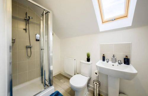 3 BedRoom house, Sleeps 6 with Full Kitchen, Garden and Free Parking - FREE Wi-Fi near Milton Keynes Bowl - Foto 16
