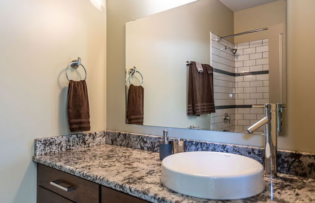 Selkirk Snug by Revelstoke Vacations - Photo 16