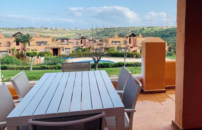 Seaview 2 Bed Apartment Sleeps 4 - Terrace - Pool - Foto 14