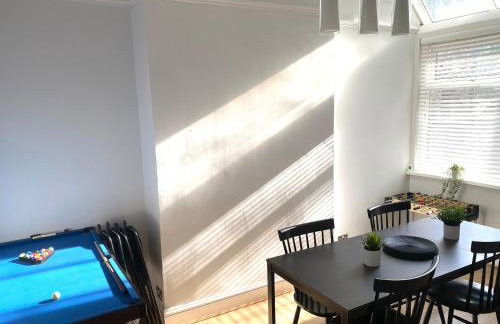 Large 5-Bedroom House in Salford-Free Parking-Sleeps 10 - Photo 6