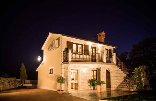 Gorgeous Pool Villa with a fenced garden - Photo 15