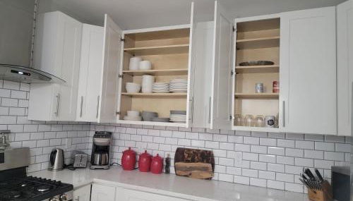 Beautiful 4 Bedroom House Near Downtown Columbus with Garage Parking and Backyard - Foto 3