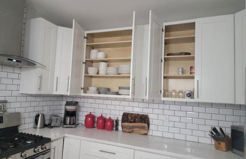 Beautiful 4 Bedroom House Near Downtown Columbus with Garage Parking and Backyard - Foto 3