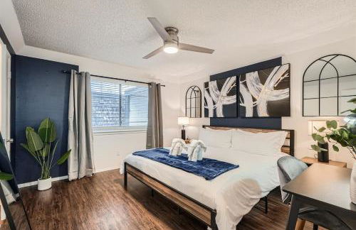 Your Modern King Suite Getaway - Sleeps 4 - Pool, Prkg - Foto 28