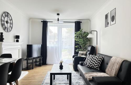 2BR 2BA Flat - King Beds - Free Parking - Near LGW Airport - Foto 2