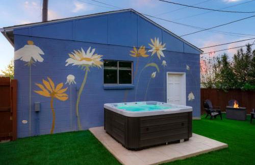 One of a Kind Home with HOT TUB Pool Table and Fire Pit 4 Miles to DT - Foto 12