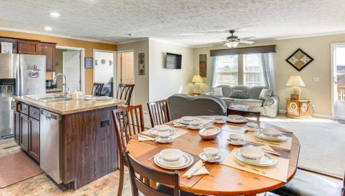 Near Hiking! Mtn-View Midway Home with Deck - Foto 3